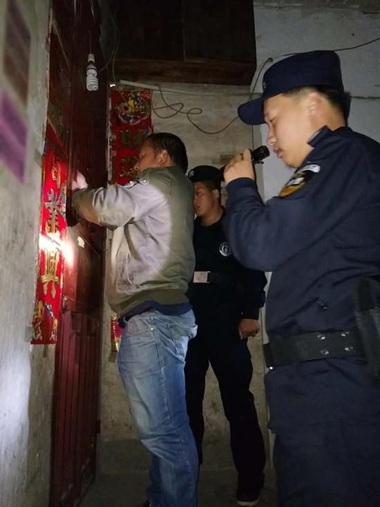 安龙三心锁具开锁公司粗心妈妈误将幼女锁家中 民警全城寻开锁师傅开门